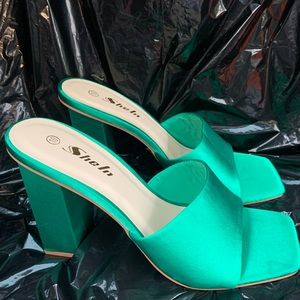 Satin green women’s heel